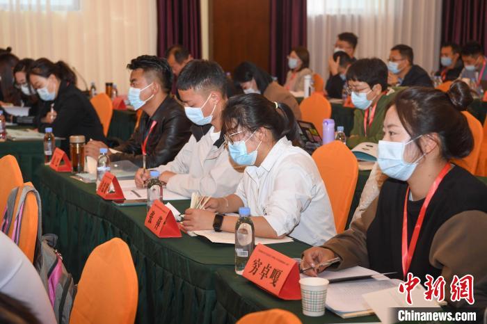 圖為第十五期全國預(yù)防青少年違法犯罪工作理論與務(wù)實高級研修班學(xué)員正在上課?！∝暩聛硭?攝