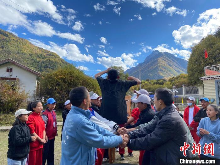 圖為學(xué)生們?cè)谖鞑匕退纱肭嗌倌昊顒?dòng)營(yíng)地開(kāi)展趣味活動(dòng)。　西藏青少年實(shí)踐教育基地供圖