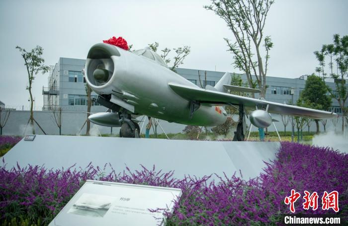 園林式戰(zhàn)斗機(jī)博物館內(nèi)展示的“殲5甲”飛機(jī)?！⒅铱?攝
