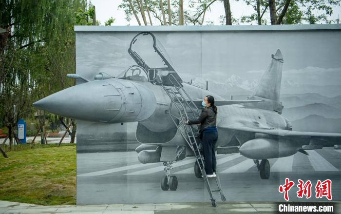 “猛龍出擊”互動(dòng)墻前市民體驗(yàn)登機(jī)場(chǎng)景?！⒅铱?攝