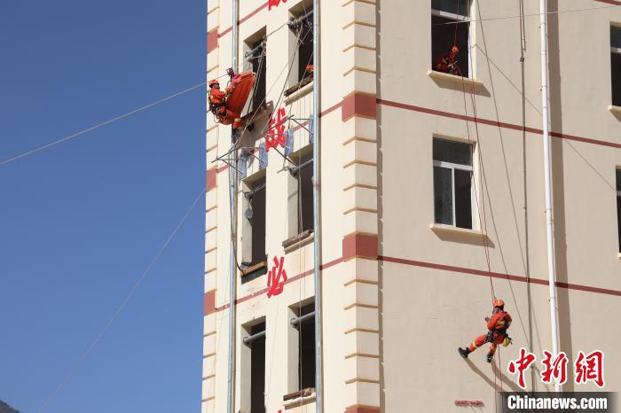 圖為消防指戰(zhàn)員進(jìn)行繩索救援演練?！≈炜旗?攝