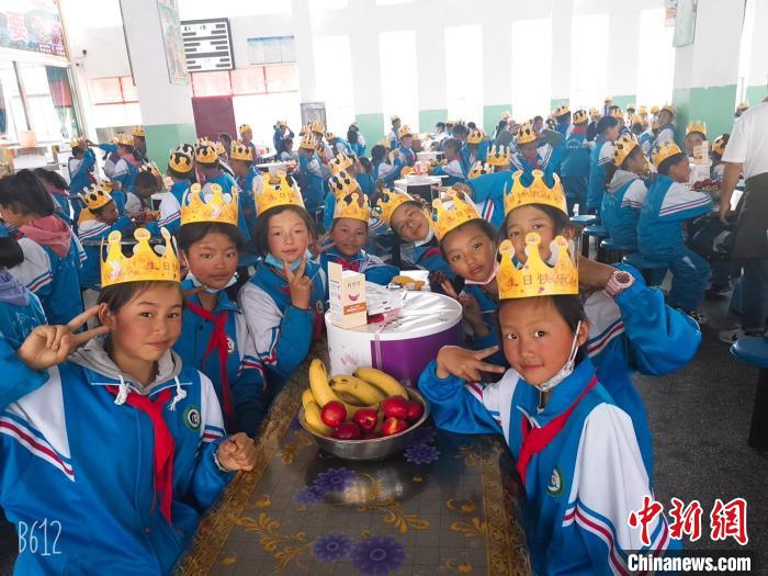 圖為加查縣安繞鎮(zhèn)小學(xué)學(xué)生集體過六一兒童節(jié)。　安繞鎮(zhèn)小學(xué)供圖