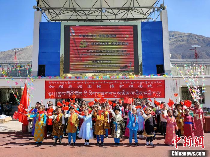 圖為加查縣安繞鎮(zhèn)小學(xué)各民族代表學(xué)生齊唱紅歌?！“怖@鎮(zhèn)小學(xué)供圖