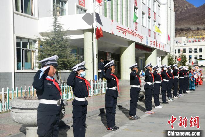 圖為加查縣安繞鎮(zhèn)小學(xué)學(xué)生爭(zhēng)當(dāng)“小交警”體驗(yàn)交警工作。　貢嘎來(lái)松 攝