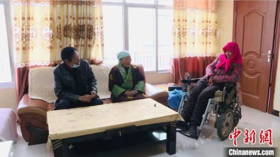 圖為仁欠卓瑪一家在房間里愉快的聊天?！《继m縣委宣傳部 供圖 　　