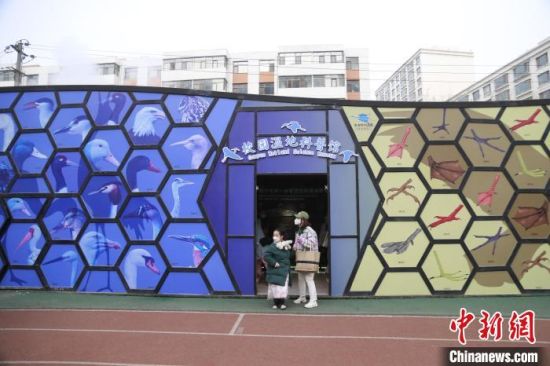 圖為西寧市第一中學(xué)濕地科普宣教館?！±罱瓕?攝