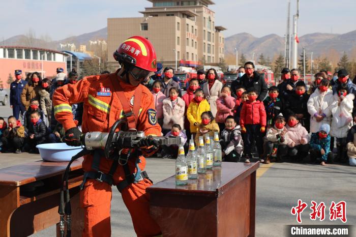 圖為消防救援人員技能展示?！铨埥?攝