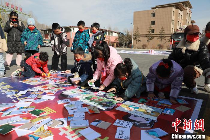 圖為小朋友們參加趣味游戲活動?！铨埥?攝