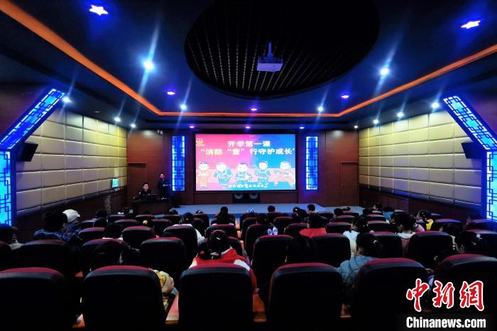 圖為小朋友們上消防安全知識教育課?！铨埥?攝