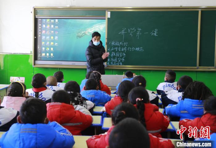 圖為學(xué)生正在上課?！●R銘言 攝