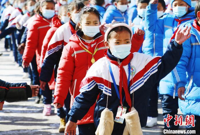 圖為學(xué)生跳起歡快的藏族舞蹈迎接新學(xué)期?！●R銘言 攝