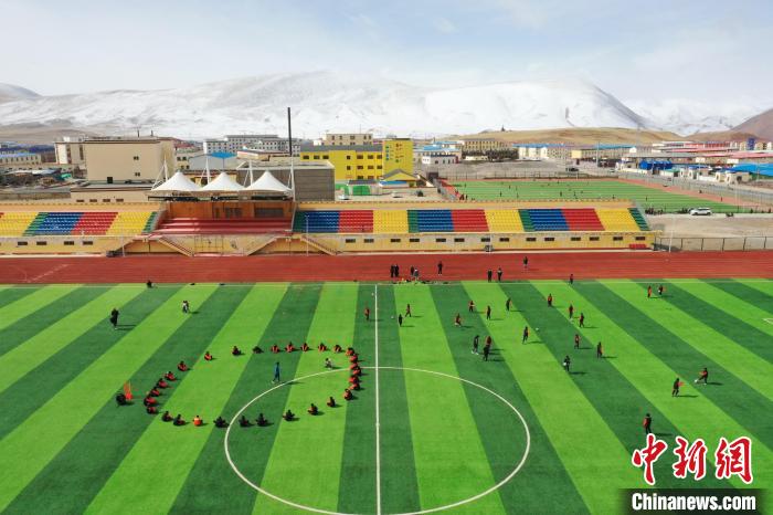 航拍曲麻萊縣足球場。　馬銘言 攝