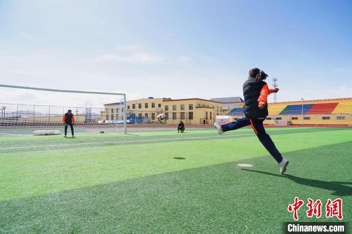 圖為一名女孩進(jìn)行射門訓(xùn)練?！●R銘言 攝