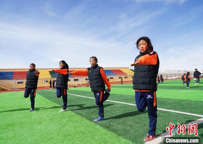 圖為孩子們正在熱身?！●R銘言 攝