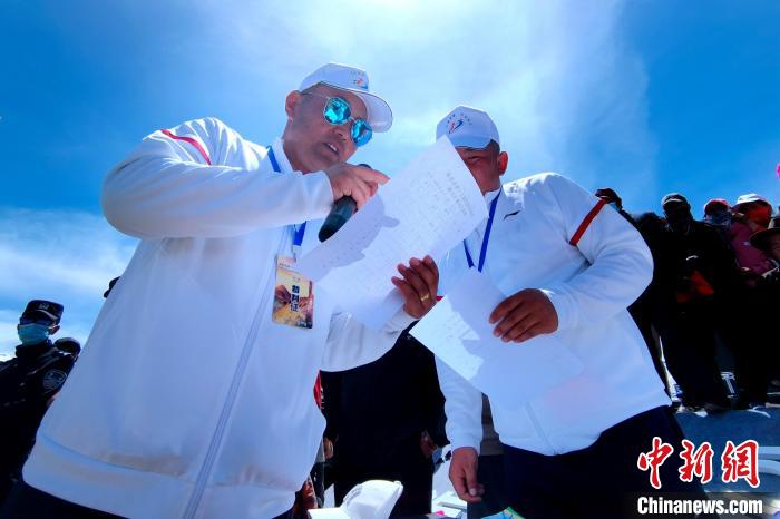 圖為裁判員統(tǒng)計牧民運(yùn)動項目比賽成績?！±铍h 攝