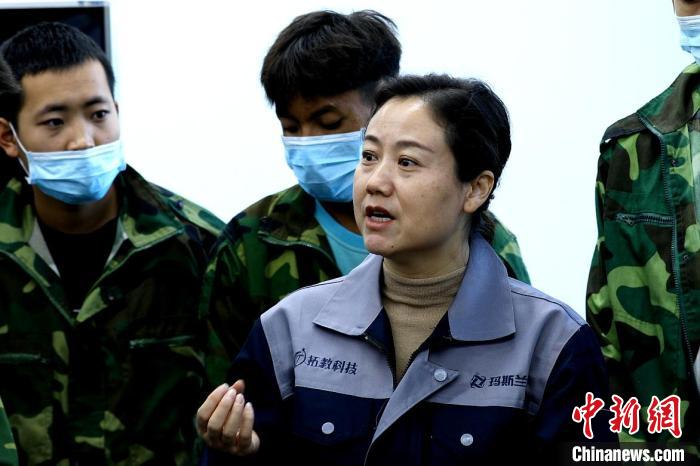 圖為李富香給與學(xué)生交流。(資料圖) 青海省教育廳供圖