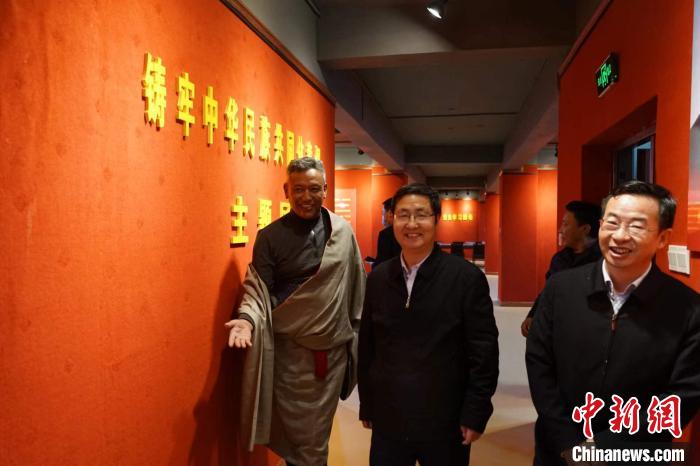 資料圖為參觀鑄牢中華民族共同體意識(shí)主題展?！『F龍 攝