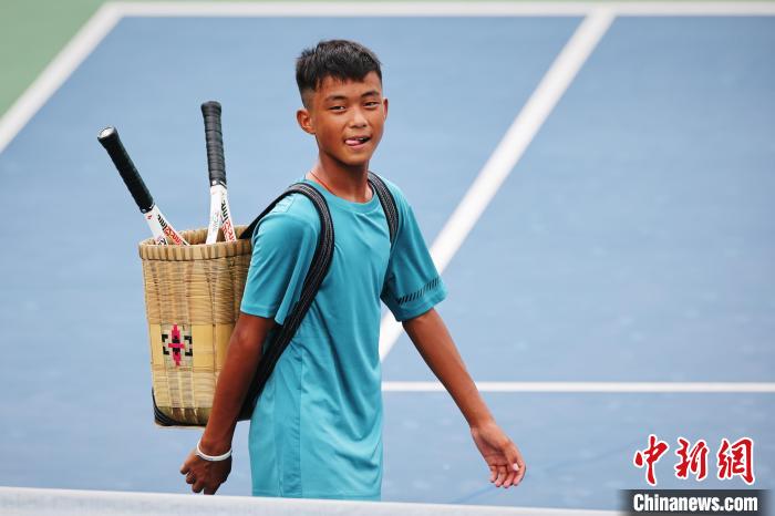 王發(fā)背著背簍在賽場(chǎng)上?！±罱ㄋ?攝