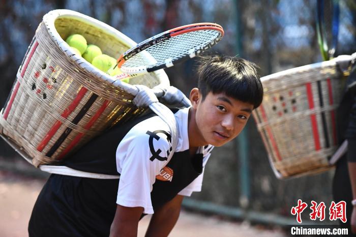圖為“背簍少年”王發(fā)正在廊坊市體育館網(wǎng)球訓(xùn)練中心進(jìn)行訓(xùn)練。　鄭晨子 攝