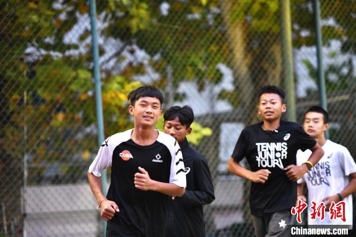 圖為王發(fā)和隊(duì)友們進(jìn)行體能訓(xùn)練。　鄭晨子 攝