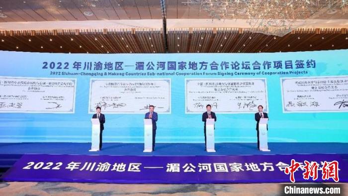 多個(gè)項(xiàng)目集中簽約。王宇 攝