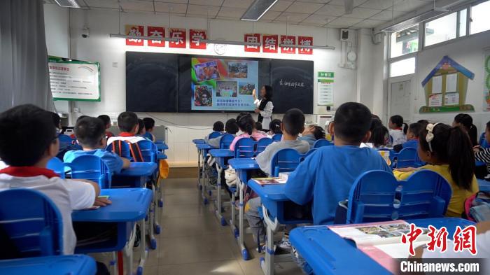 正在上課的學(xué)生?！√茊⒑?攝