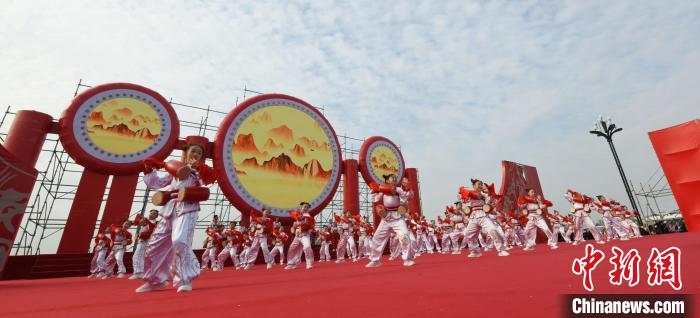 圖為山西翼城花鼓展演?！×赫赵?攝