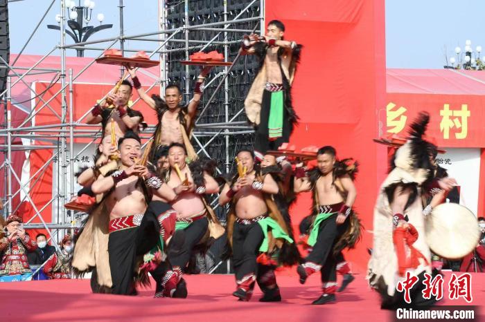 圖為少數(shù)民族舞蹈展演。　梁照曾 攝