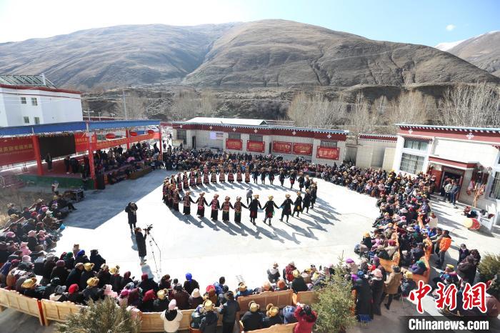 圖為匯報(bào)演出現(xiàn)場(chǎng)。　倫珠澤仁 攝