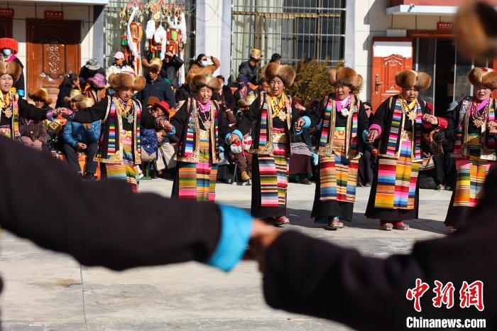 圖為民間藝人表演加麻“果諧”。　倫珠澤仁 攝