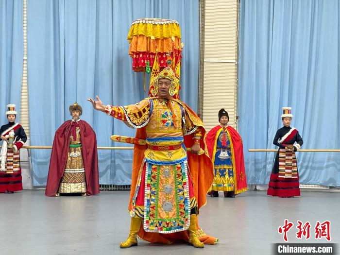 圖為格薩爾劇展演?！∠锴凡抛?供圖