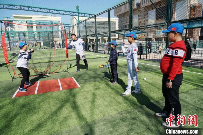 圖為小棒球手們進(jìn)行擊球訓(xùn)練?！●R銘言 攝