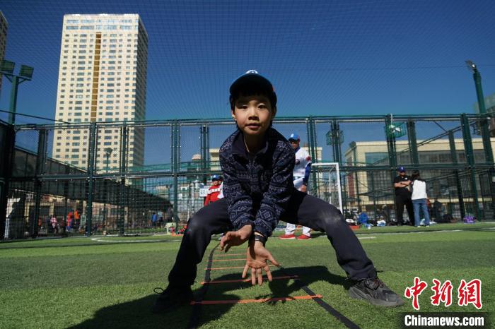 圖為小棒球手進(jìn)行接球動(dòng)作訓(xùn)練?！●R銘言 攝