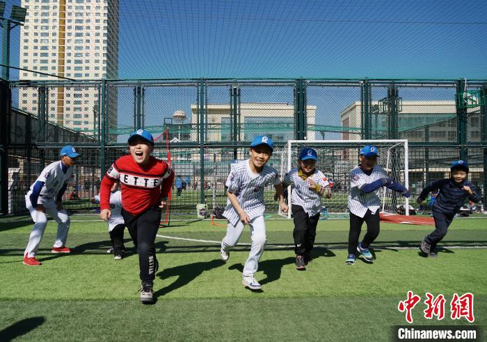 圖為小棒球手們進(jìn)行體能訓(xùn)練?！●R銘言 攝
