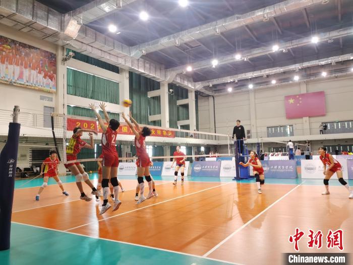 圖為全國青少年女排在天津進(jìn)行集訓(xùn)?！√旖蝮w育學(xué)院供圖