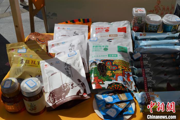 推介活動上的農(nóng)特產(chǎn)品展示?！≈炝杞?攝