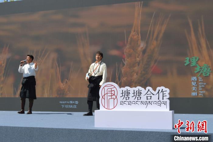 “康巴漢子”現(xiàn)場獻唱?！≈炝杞?攝