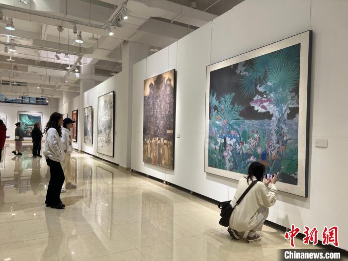 圖為全國青年教師中國畫學術邀請展吸引學生觀展。　鐘旖 攝