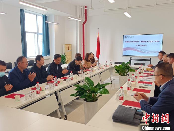 圖為座談會(huì)議現(xiàn)場(chǎng)?！「裆?攝