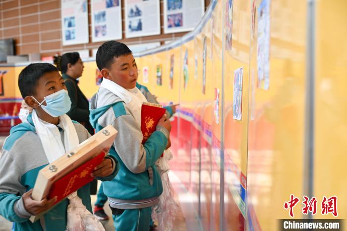 圖為學生參觀繪畫展?！≮w朗 攝