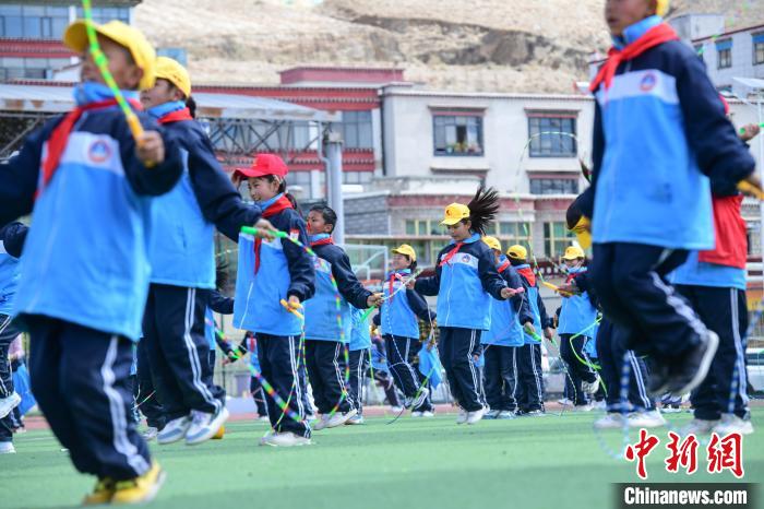 圖為學生正在練習跳繩?！∝暩聛硭?攝