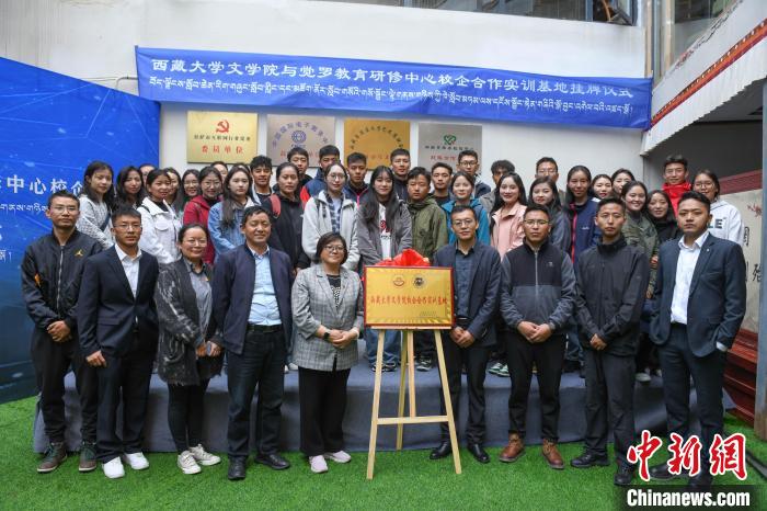 圖為揭牌儀式上合影?！∝暩聛硭?攝