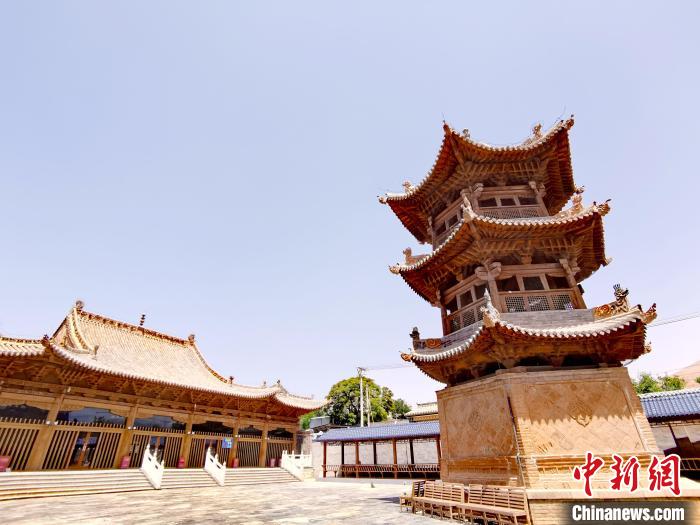 圖為阿河灘清真寺局部?！?zhí)砀?攝