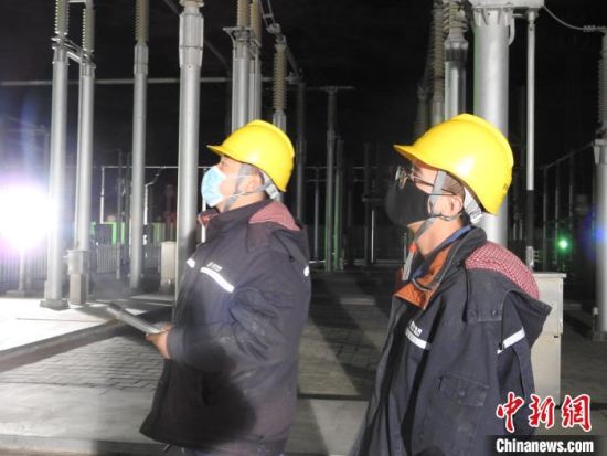 圖為5月10日凌晨，國網(wǎng)青海檢修公司柴達(dá)木換流站運維人員在進(jìn)行柴拉直流系統(tǒng)停電操作?！∫杂?攝