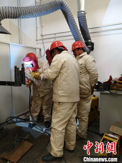 圖為學(xué)員正在進(jìn)行電焊技能學(xué)習(xí)?！》尔惙?攝