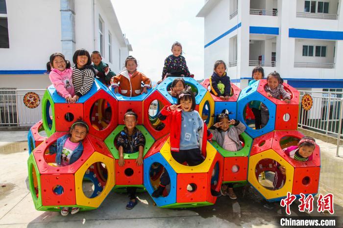 喜德縣一學(xué)校內(nèi)，孩子們露出開心的笑容?！柟拍救?攝