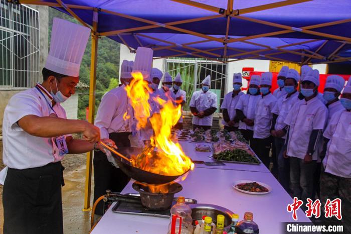 喜德縣冕山鎮(zhèn)舉辦的廚師培訓(xùn)班上，老師正在示范回鍋肉的做法?！柟拍救?攝