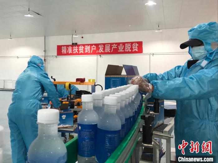 圖為阿里地區(qū)措勤縣某飲用水加工公司，該公司以“基地+公司+貧困民眾”為運營模式，帶動貧困民眾68戶232人?！≈x牧 攝