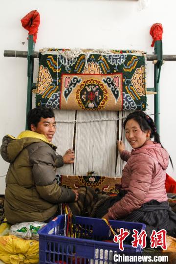 圖為1月15日，在日喀則市謝瑪氆氌農(nóng)村合作社，拉孜村一對(duì)夫婦在編織卡墊(資料圖)?！≮w朗 攝