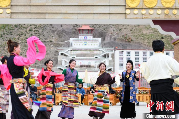 圖為西藏昌都市洛隆縣易地搬遷安置點(diǎn)阿托卡小康示范新村村民載歌載舞慶脫貧(資料圖)?！『闻罾?攝
